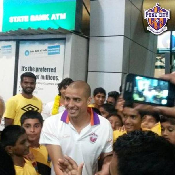 David Trezeguet, stella del Pune City, circondato dal calore dei giovani indiani